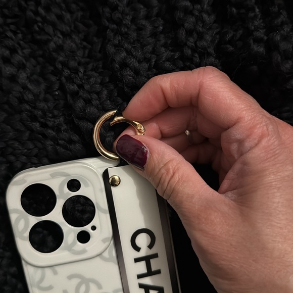 Adorable, stylish iPhone 15 pro max case w/handle - Picture 4 of 5